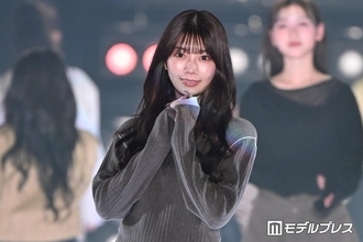 元日向坂46高本彩花、小花柄パンツ×レイヤード風トップスのラフコーデ 華やかオーラで視線独占【関コレ2026S/S】