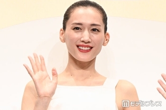 綾瀬はるか、美デコルテ輝くブラックドレス姿披露に「透明感がすごすぎて眩しい」「女神」と反響