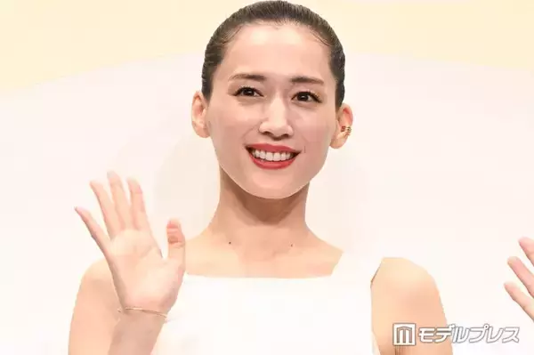 綾瀬はるか、美デコルテ輝くブラックドレス姿披露に「透明感がすごすぎて眩しい」「女神」と反響