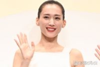 綾瀬はるか、美デコルテ輝くブラックドレス姿披露に「透明感がすごすぎて眩しい」「女神」と反響