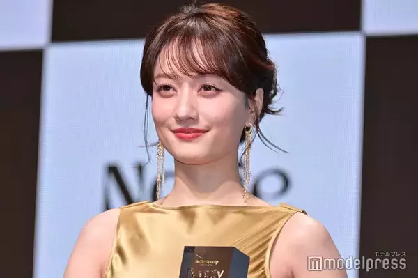 谷まりあ、ゴールド輝くノースリドレスで抜群スタイル マスク着用でも「目元で気付いてもらうことが多い」【Beauty of the year 2026】