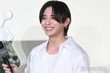 「Hey! Say! JUMP山田涼介、夏の思い出回顧「小さい頃よく家族と」白シャツ×デニムの爽やかスタイル」の画像1