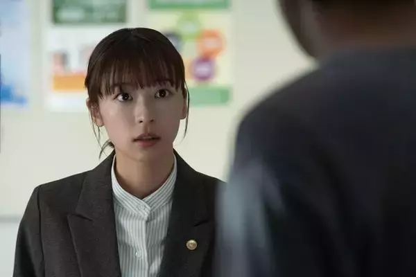 鳴海唯、挑戦してみたかった役に「武者震い」“先輩が多い現場”で刺激を受けたこととは【「テミスの不確かな法廷」インタビュー】