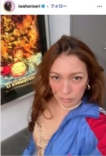 岩堀せり、膝丈スカートから美脚披露「おしゃれすぎ」「異次元の脚の長さ」の声