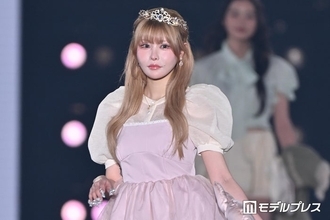 戦慄かなの、タトゥーのぞく姫ルック レースソックスで美脚輝く【関コレ2026S/S】