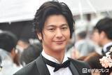「速水もこみち「いつもありがとう」妻・平山あやと肩を寄せ合う夫婦ショット公開「ずっとラブラブで素敵」「幸せオーラがすごい」と反響」の画像1
