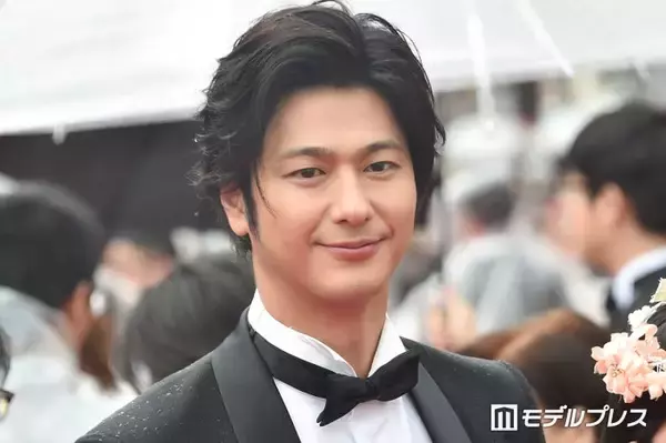 速水もこみち「いつもありがとう」妻・平山あやと肩を寄せ合う夫婦ショット公開「ずっとラブラブで素敵」「幸せオーラがすごい」と反響