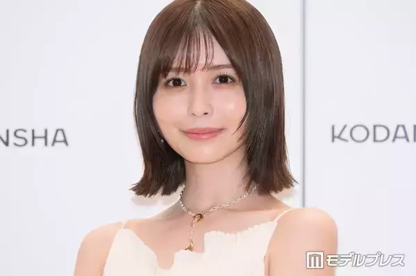 長濱ねる、水際での美脚ショット タンクトップ姿に「透明感ハンパない」「絵になりますね」の声