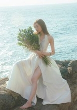 乃木坂46梅澤美波、夜景前に凛とした表情・美脚輝く“崖ドレス”…2nd写真集裏表紙カット解禁【透明な覚悟】