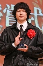 SixTONES松村北斗、名前の由来“北斗七星”のような存在に「親孝行できたかな」【2026年エランドール賞】