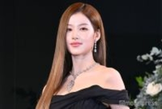 TWICEサナ「年に一度」素肌輝くオーバーオール＆ベアトップ姿披露「スタイルが神」「美しさレベチ」の声