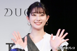 足立梨花、ミニスカから美脚際立つディズニーショット「スタイル良すぎ」「無邪気で可愛い」と反響