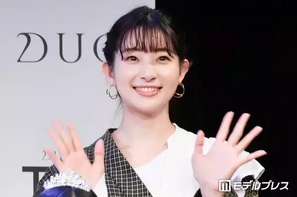 足立梨花、ミニスカから美脚際立つディズニーショット「スタイル良すぎ」「無邪気で可愛い」と反響
