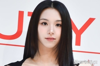 TWICEチェヨン、美脚輝くバルーンミニスカ姿「圧巻のスタイル」「何を着ても絵になる」と絶賛の声