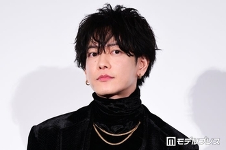 佐藤健、大物女性歌手とゲームで完敗「手も足も出ませんでした」対戦ショットに反響相次ぐ「豪華すぎ」「CMのような1シーン」