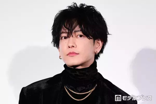 佐藤健、大物女性歌手とゲームで完敗「手も足も出ませんでした」対戦ショットに反響相次ぐ「豪華すぎ」「CMのような1シーン」