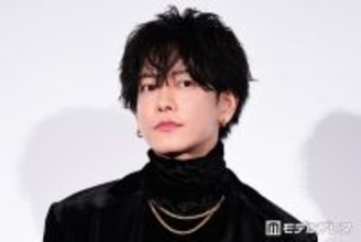 佐藤健、大物女性歌手とゲームで完敗「手も足も出ませんでした」対戦ショットに反響相次ぐ「豪華すぎ」「CMのような1シーン」
