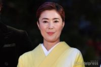 寺島しのぶ、息子・尾上眞秀＆愛犬が“シンクロ” 自宅ショット公開に「素の表情が可愛い」「息ぴったりできょうだいみたい」の声