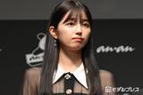 「乃木坂46五百城茉央、夏のお散歩ショット公開 ノースリ姿に「眼鏡姿が新鮮で可愛い」「圧倒的な透明感」と反響」の画像1