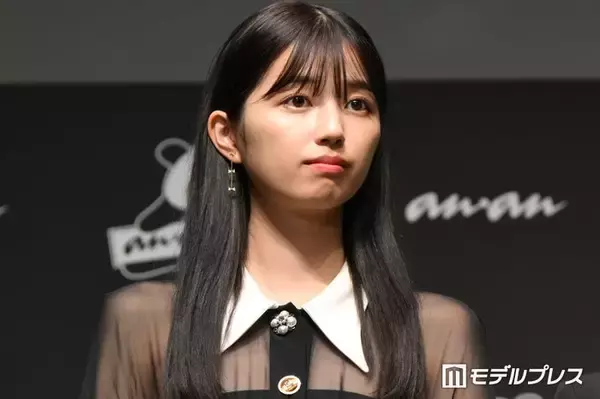 乃木坂46五百城茉央、夏のお散歩ショット公開 ノースリ姿に「眼鏡姿が新鮮で可愛い」「圧倒的な透明感」と反響
