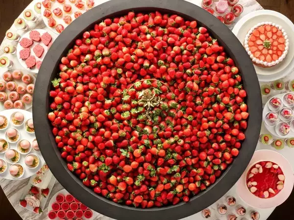 ウェスティンホテル横浜で“いちごに恋する”ビュッフェ開催 アフヌンはリンツと再コラボ