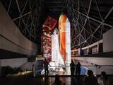 「宇宙船エンデバーが“発射ポーズ”で恒久展示 米カリフォルニアに「サミュエル・オシン航空宇宙センター」11月開館へ」の画像1