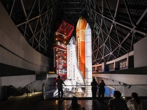 宇宙船エンデバーが“発射ポーズ”で恒久展示 米カリフォルニアに「サミュエル・オシン航空宇宙センター」11月開館へ