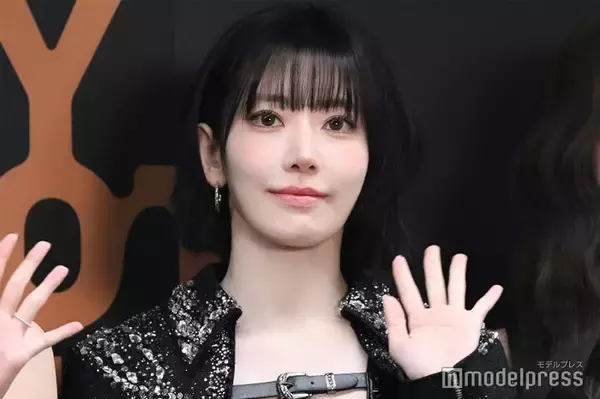 LE SSERAFIMサクラ、キャミソール姿に視線集中「大人っぽい」「完璧な美しさ」