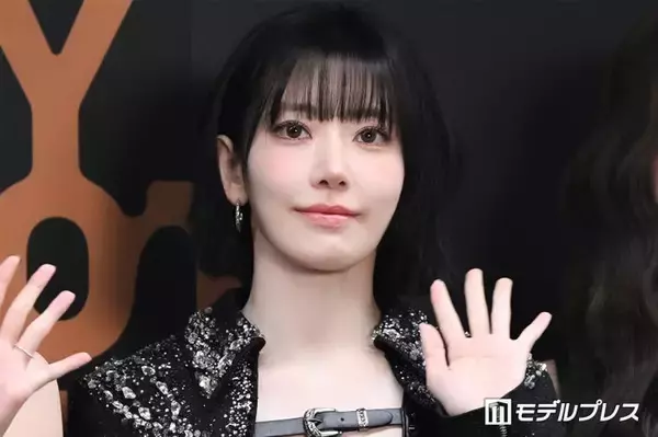 LE SSERAFIMサクラ、ピンクヘアカムバックに反響「やっぱり似合う」「お姫様みたい」