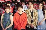 「板垣李光人・綱啓永・吉川愛・ME:I MOMONAら、高校にサプライズ登場で420人の生徒が熱狂 学生時代の“恐怖体験”トーク【口に関するアンケート】」の画像1