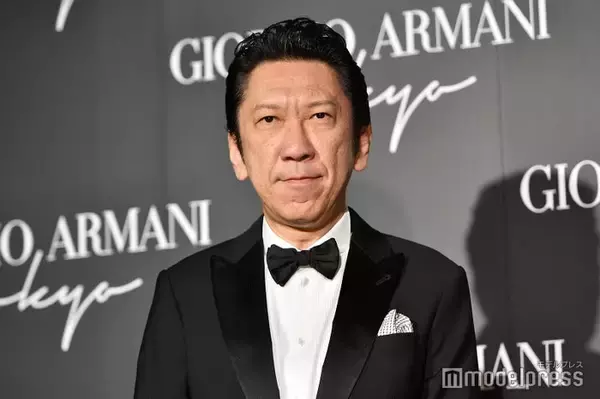 布袋寅泰「暖炉の炎の横で読書をしたり映画を観たり」ギター置かれたロンドン自宅公開「部屋までかっこいい」「絵になりすぎる」と反響