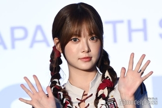 LE SSERAFIMウンチェ、チェックミニスカ脚組みショット公開「脚の長さが異次元」「圧巻スタイル」と反響