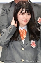 “可愛すぎる新喜劇女優”小寺真理、膝上ミニスカで美脚披露「彼女感すごい」「スタイル完璧」の声