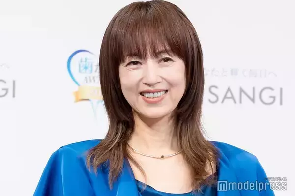 高岡早紀、シックな黒タイツコーデで美脚チラリ「大人の魅力がすごい」「見惚れちゃう」と反響