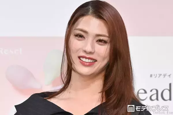 井手上漠、美デコルテ輝くオフショル姿で韓国満喫「ラインが美しすぎる」「おしゃれで似合ってる」と反響