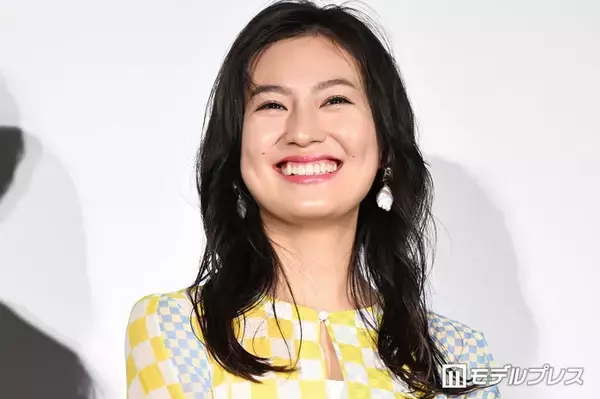 恒松祐里、胸元ざっくりウエディングドレス姿披露 ドラマオフショに「まさに女神様」「デコルテが綺麗」と反響