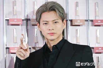 Number_i平野紫耀、華やかメイク＆黒スーツで魅力放出 新生活迎える人にメッセージも「素敵な世界が待っていると思う」【YSL LOVENUDE HOTEL】