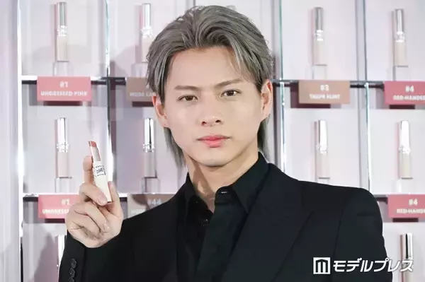 Number_i平野紫耀、華やかメイク＆黒スーツで魅力放出 新生活迎える人にメッセージも「素敵な世界が待っていると思う」【YSL LOVENUDE HOTEL】