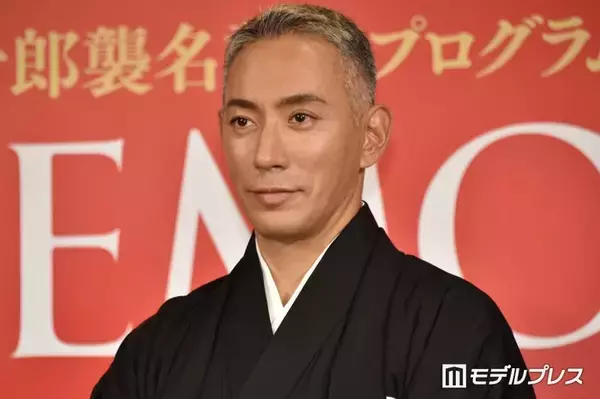 市川團十郎、ピンクビーチで楽しむ水着姿の長男・勸玄の姿公開「少年から青年に」「引き締まっててかっこいい」の声