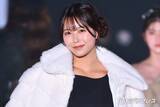 「元NMB48白間美瑠、黒透けタイツ×ミニ丈ワンピで美脚スラリ 白ファーがアクセント【関コレ2026A/W】」の画像1