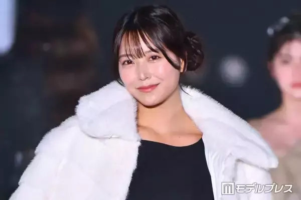 元NMB48白間美瑠、黒透けタイツ×ミニ丈ワンピで美脚スラリ 白ファーがアクセント【関コレ2026A/W】
