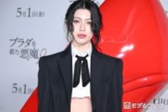三吉彩花、へそピ目立つショート丈シャツコーデ マニッシュの中に柔らかさ選出【プラダを着た悪魔２】