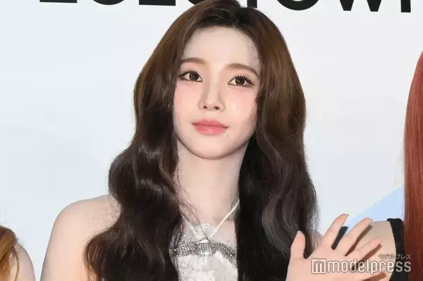 aespaカリナ、美脚透けるミニスカ黒ストッキングコーデに絶賛の声「セクシー」「ため息出るほど美しい」