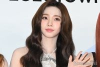 aespaカリナ、美脚透けるミニスカ黒ストッキングコーデに絶賛の声「セクシー」「ため息出るほど美しい」