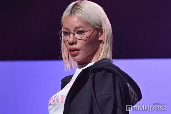 とうあ、美腹筋際立つクロップド丈コーデに熱視線「努力の賜物」「オーラ凄い」【TBS AKASAKA COLLECTION】