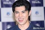 「小島よしお、2歳息子との仲良しディズニーショット公開「すくすく大きくなってる」「いたずらっ子で可愛い」」の画像1
