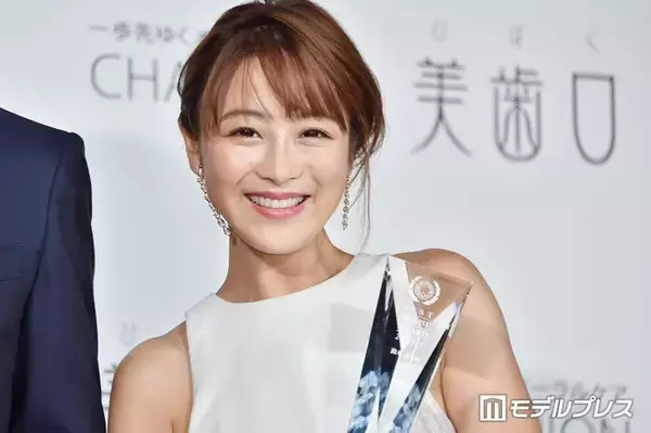 鈴木奈々「サイズが小さくてピチピチ」Tシャツ姿公開「ボディライン綺麗」「スタイル良すぎます」と反響