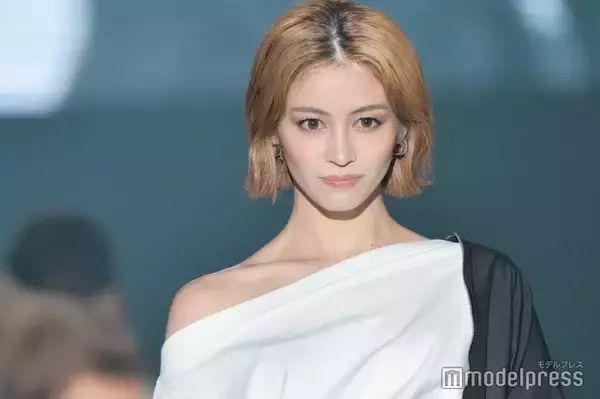 楓、セーラージュピターのコスプレ姿で美スタイル披露「脚長すぎ」「美しさレベチ」の声