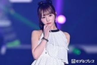 Onephony田島櫻子、純白ミニワンピ×ロングブーツ姿 ポニテ揺らしあざとポーズ連発【超十代2026】