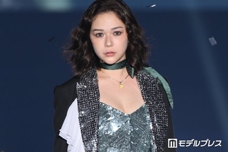 村重杏奈、胸元ざっくりドレス姿でクールな表情「大人の色気」「雰囲気違う」の声【TGC北九州2026】